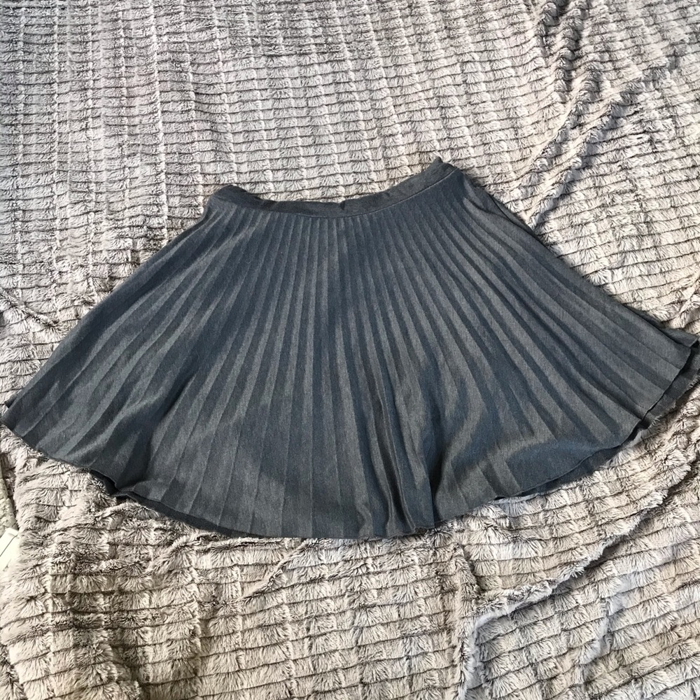 Gray pleated mini skirt